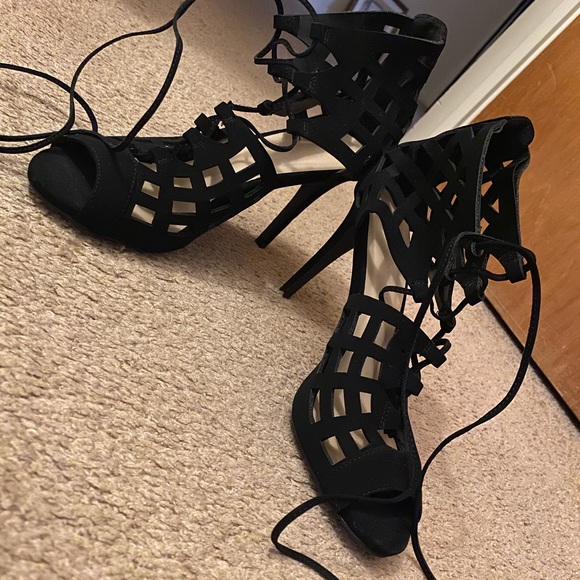 Peek-a-boo Black Heels - Picture 2 of 4